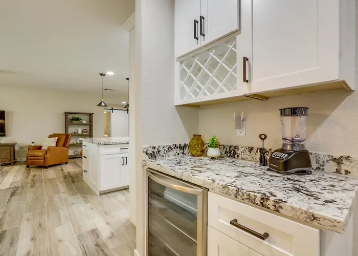 Near Peoria Sports Complex & Golf: W/ Patio! Holiday home Sun City