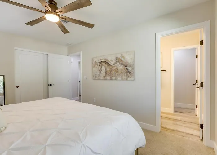 Holiday home Near Peoria Sports Complex & Golf: W/ Patio!