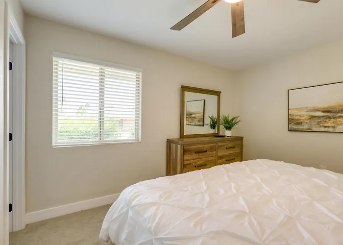 Holiday home Near Peoria Sports Complex & Golf: W/ Patio! *