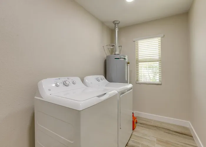 Near Peoria Sports Complex & Golf: W/ Patio! Holiday home